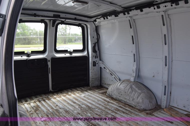 image for item H8516 2005 Chevrolet Express 2500 Cargo van