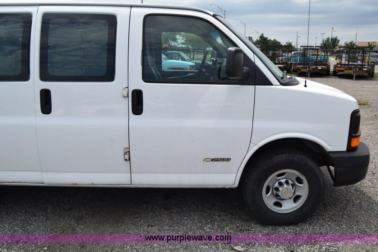 image for item H8516 2005 Chevrolet Express 2500 Cargo van