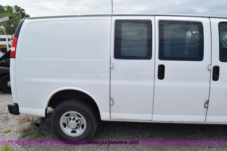 image for item H8516 2005 Chevrolet Express 2500 Cargo van