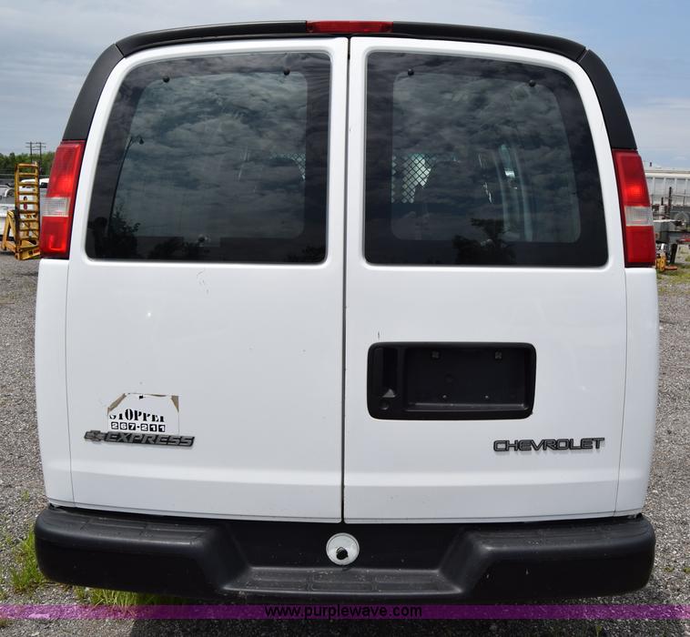 image for item H8516 2005 Chevrolet Express 2500 Cargo van