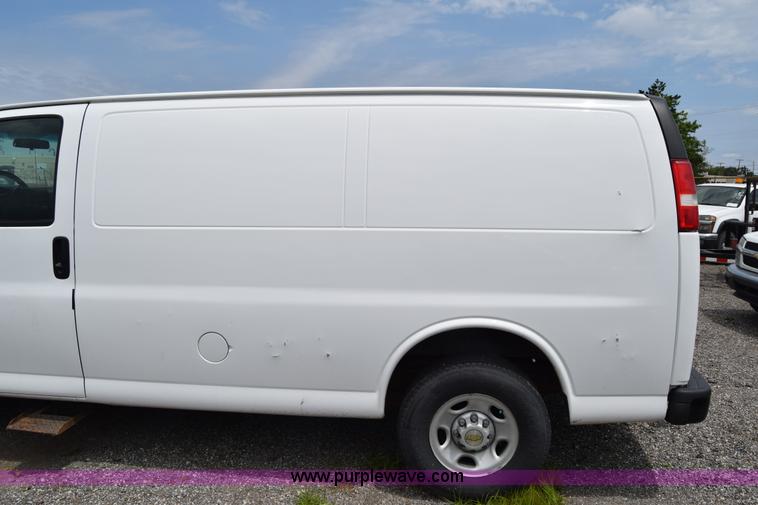 image for item H8516 2005 Chevrolet Express 2500 Cargo van
