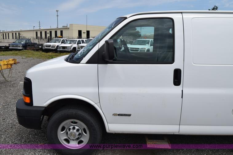 image for item H8516 2005 Chevrolet Express 2500 Cargo van