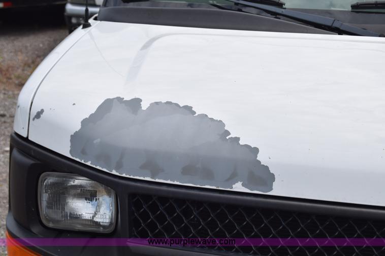 image for item H8516 2005 Chevrolet Express 2500 Cargo van