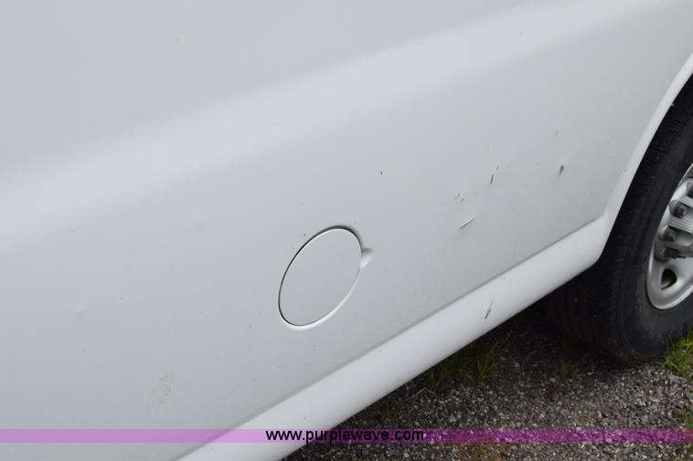 image for item H8516 2005 Chevrolet Express 2500 Cargo van