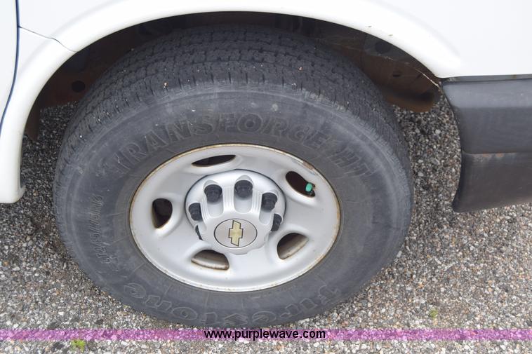 image for item H8516 2005 Chevrolet Express 2500 Cargo van