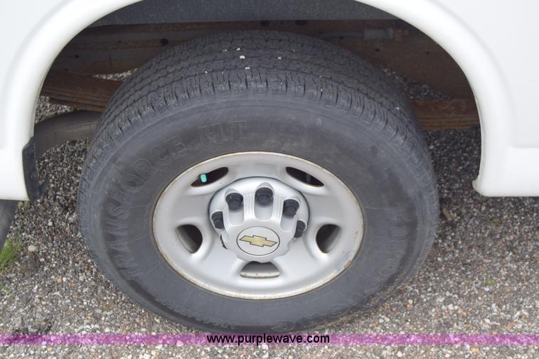 image for item H8516 2005 Chevrolet Express 2500 Cargo van
