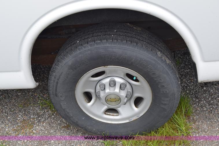 image for item H8516 2005 Chevrolet Express 2500 Cargo van