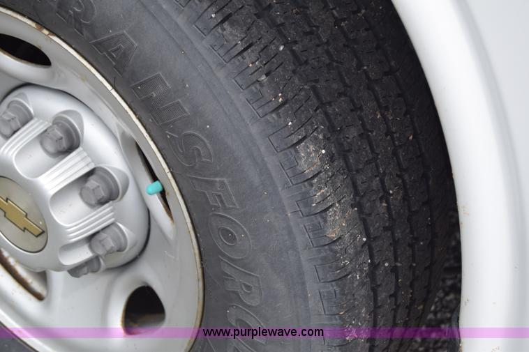 image for item H8516 2005 Chevrolet Express 2500 Cargo van