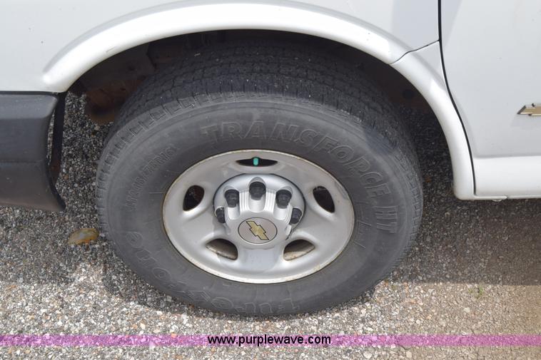 image for item H8516 2005 Chevrolet Express 2500 Cargo van