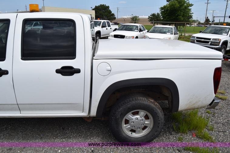 image for item H8517 2006 Chevrolet Colorado Crew Cab pickup truck