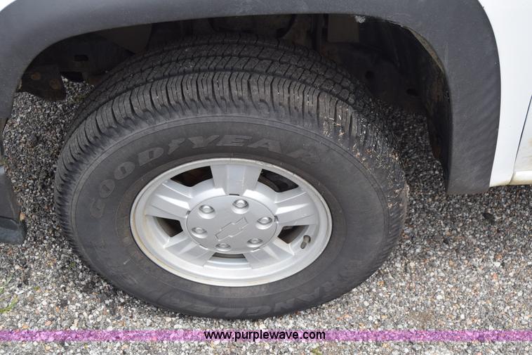 image for item H8517 2006 Chevrolet Colorado Crew Cab pickup truck