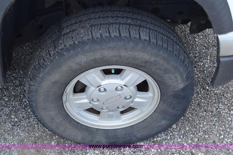 image for item H8517 2006 Chevrolet Colorado Crew Cab pickup truck