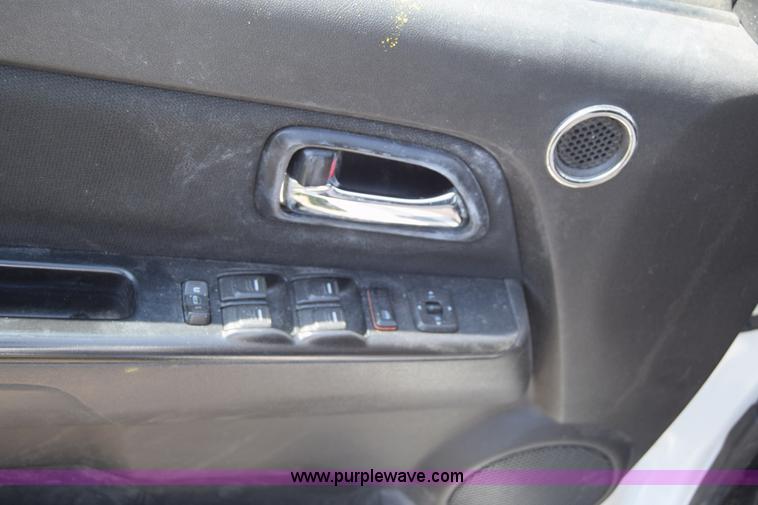 image for item H8525 2008 Chevrolet Colorado Crew Cab pickup truck