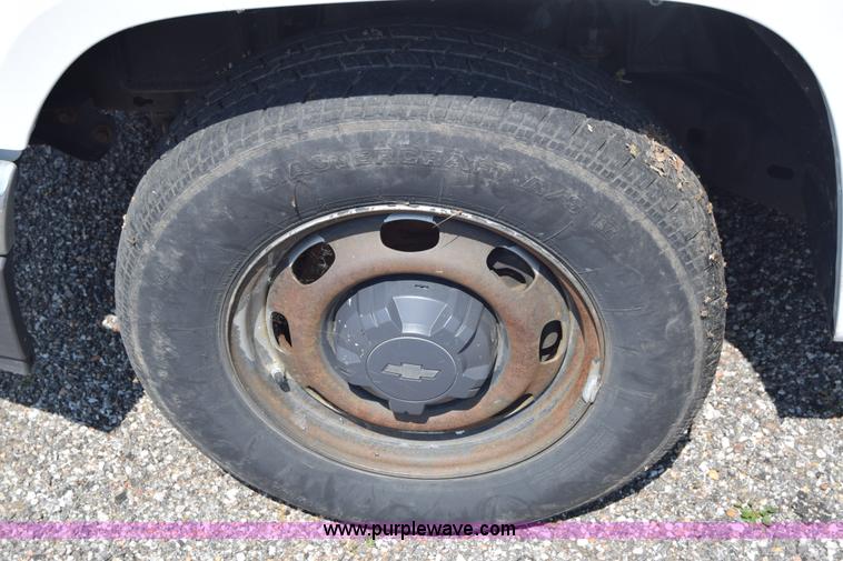 image for item H8525 2008 Chevrolet Colorado Crew Cab pickup truck