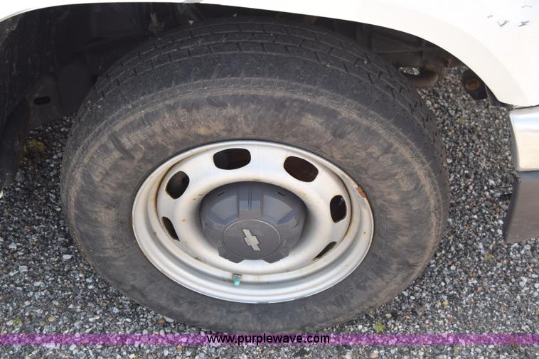 image for item H8525 2008 Chevrolet Colorado Crew Cab pickup truck