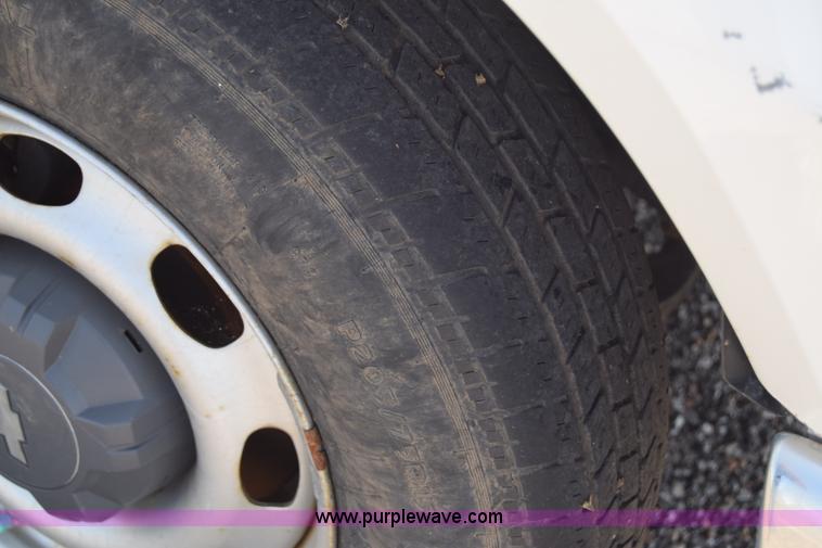 image for item H8525 2008 Chevrolet Colorado Crew Cab pickup truck