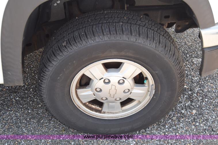 image for item H8526 2006 Chevrolet Colorado Ext. Cab pickup truck
