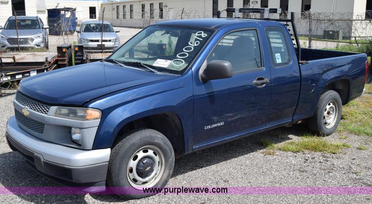 image for item H8528 2004 Chevrolet Colorado Ext. Cab pickup truck