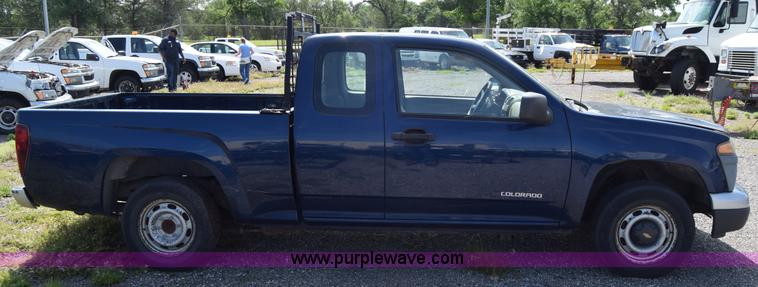 image for item H8528 2004 Chevrolet Colorado Ext. Cab pickup truck