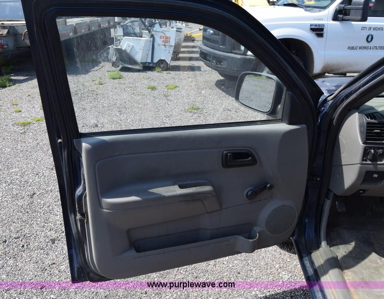 image for item H8528 2004 Chevrolet Colorado Ext. Cab pickup truck