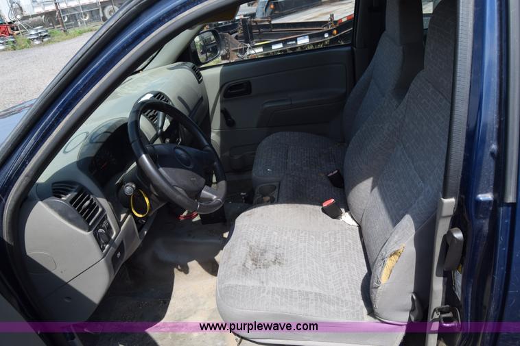 image for item H8528 2004 Chevrolet Colorado Ext. Cab pickup truck