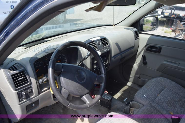 image for item H8528 2004 Chevrolet Colorado Ext. Cab pickup truck