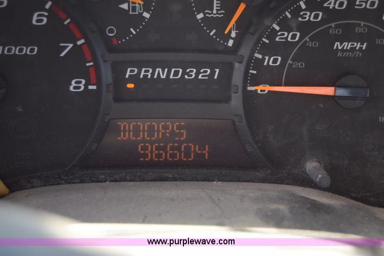 image for item H8528 2004 Chevrolet Colorado Ext. Cab pickup truck