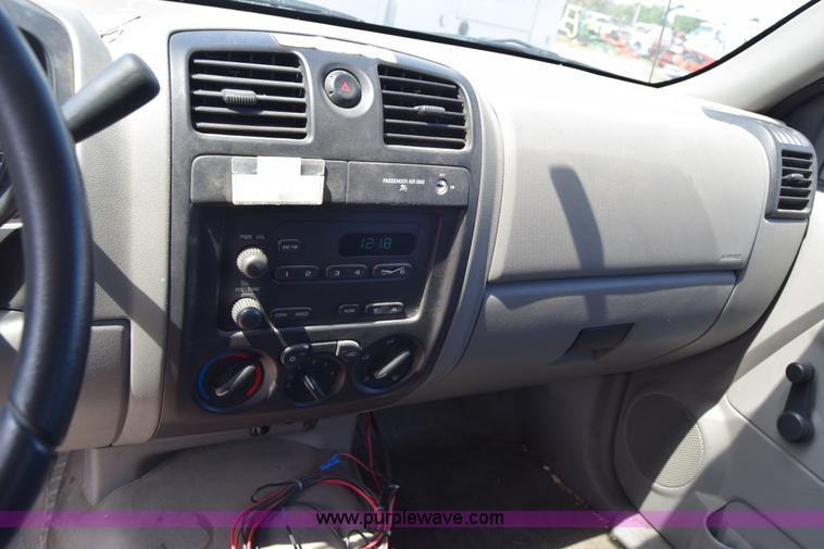 image for item H8528 2004 Chevrolet Colorado Ext. Cab pickup truck