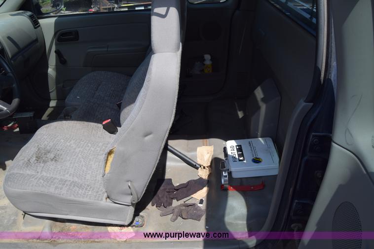 image for item H8528 2004 Chevrolet Colorado Ext. Cab pickup truck