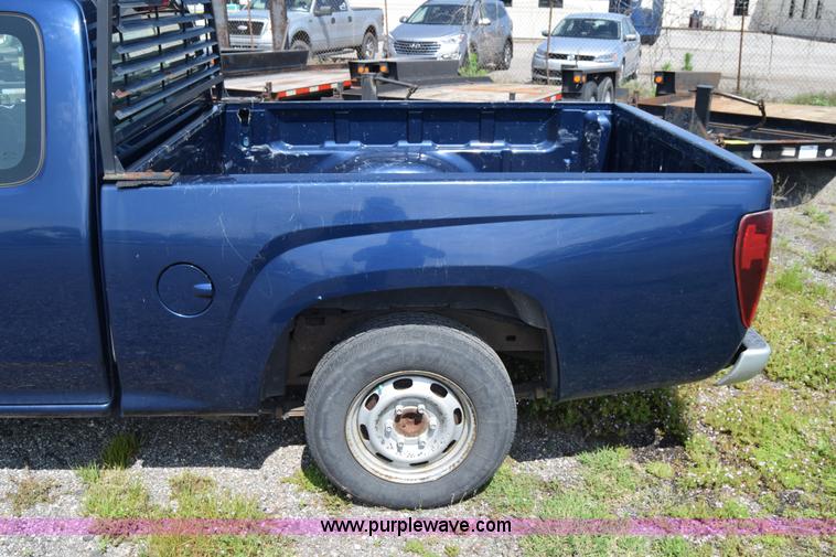 image for item H8528 2004 Chevrolet Colorado Ext. Cab pickup truck