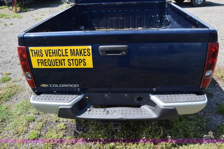 image for item H8528 2004 Chevrolet Colorado Ext. Cab pickup truck