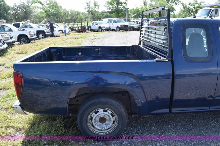 image for item H8528 2004 Chevrolet Colorado Ext. Cab pickup truck