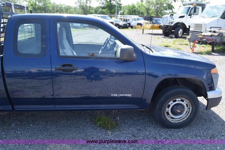 image for item H8528 2004 Chevrolet Colorado Ext. Cab pickup truck