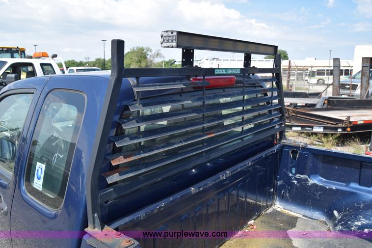 image for item H8528 2004 Chevrolet Colorado Ext. Cab pickup truck