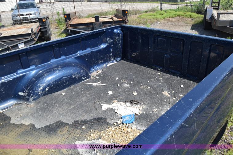 image for item H8528 2004 Chevrolet Colorado Ext. Cab pickup truck