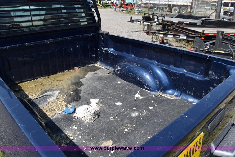 image for item H8528 2004 Chevrolet Colorado Ext. Cab pickup truck