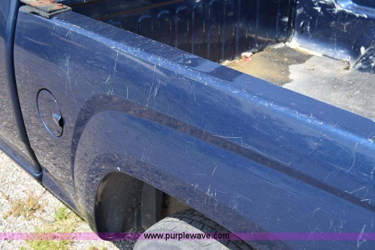 image for item H8528 2004 Chevrolet Colorado Ext. Cab pickup truck