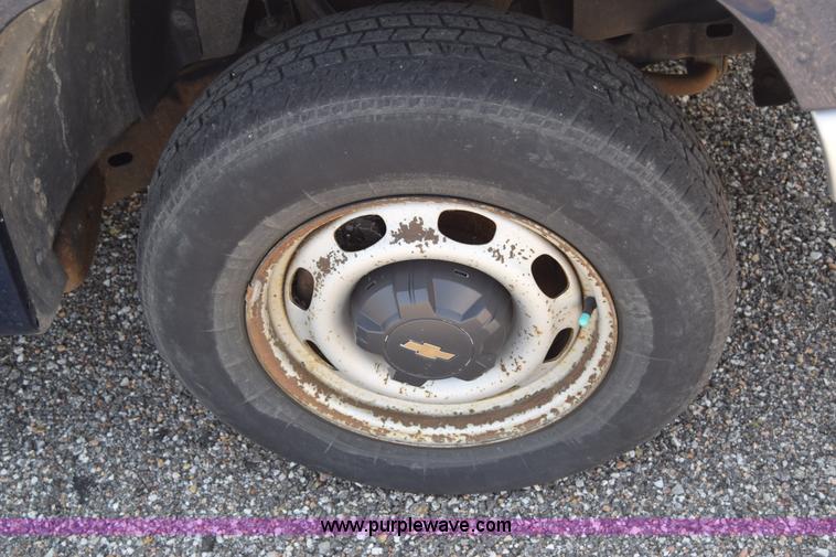 image for item H8528 2004 Chevrolet Colorado Ext. Cab pickup truck