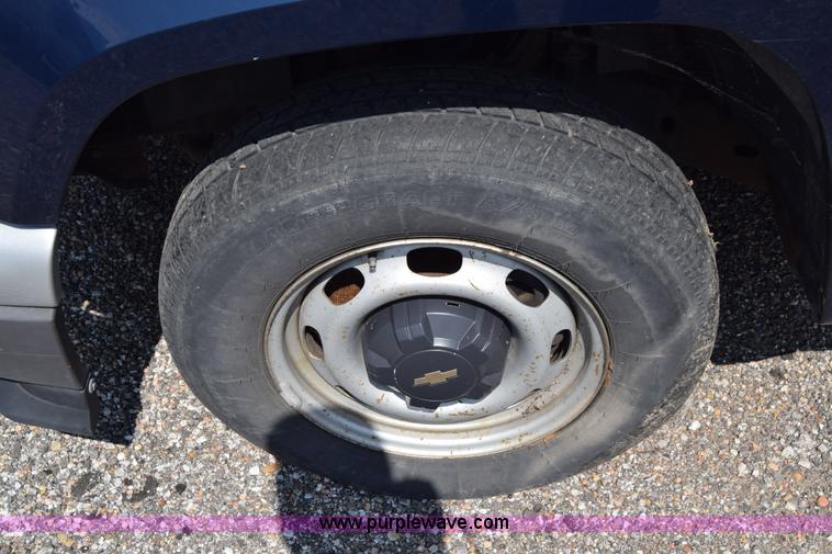 image for item H8528 2004 Chevrolet Colorado Ext. Cab pickup truck