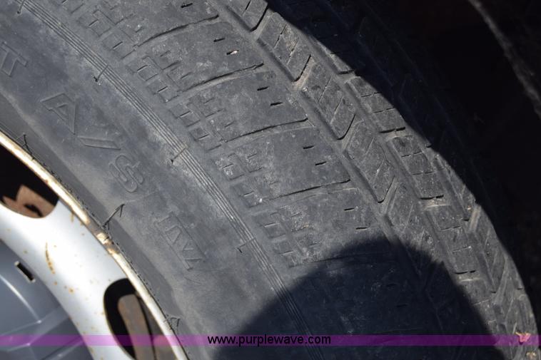 image for item H8528 2004 Chevrolet Colorado Ext. Cab pickup truck