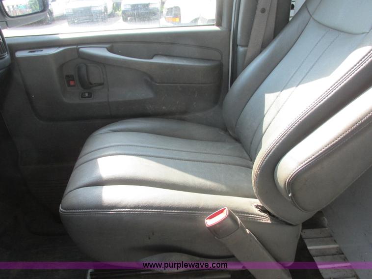 image for item J6616 2011 Chevrolet Express 2500 Cargo van