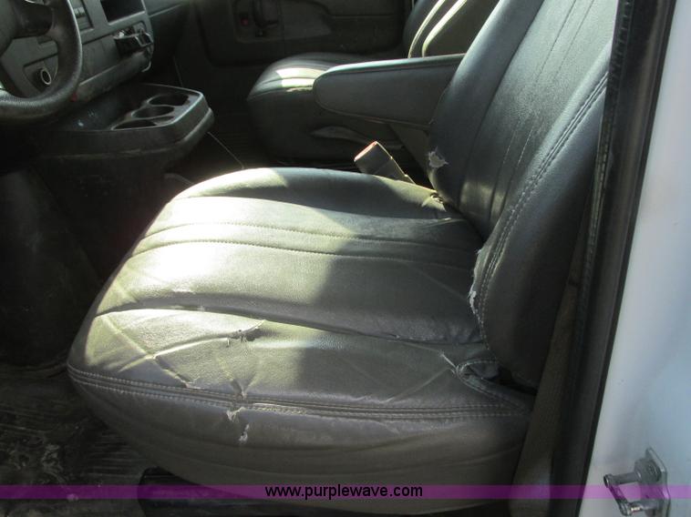 image for item J6616 2011 Chevrolet Express 2500 Cargo van