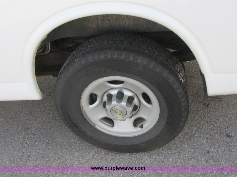 image for item J6616 2011 Chevrolet Express 2500 Cargo van