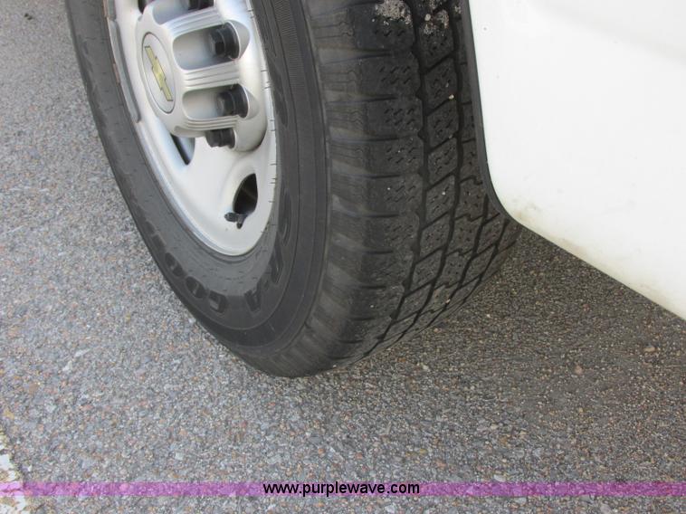 image for item J6616 2011 Chevrolet Express 2500 Cargo van