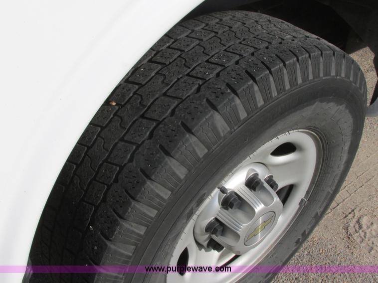 image for item J6616 2011 Chevrolet Express 2500 Cargo van