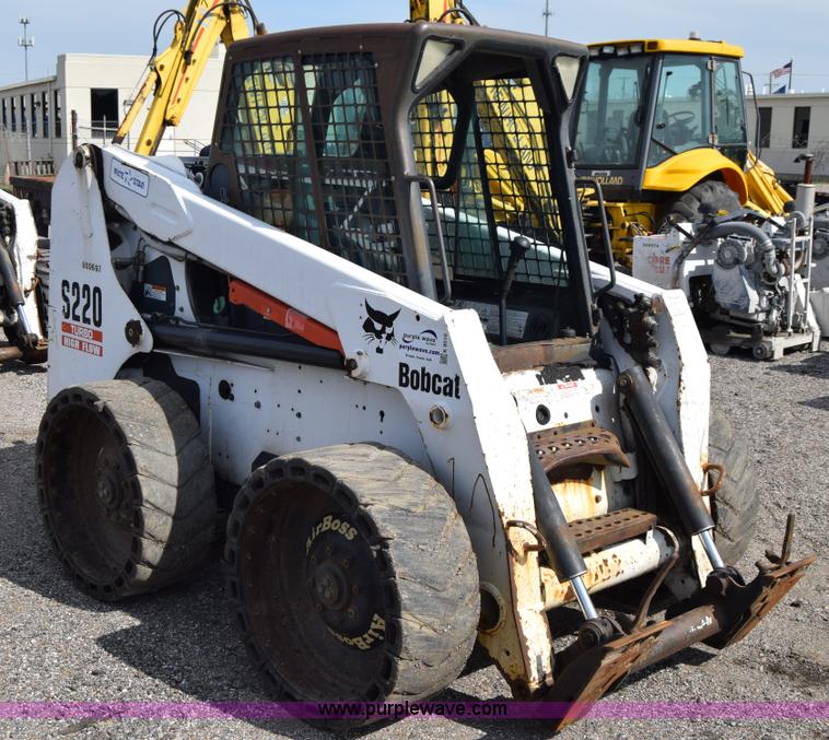 image for item K8510 2005 Bobcat S220 skid steer