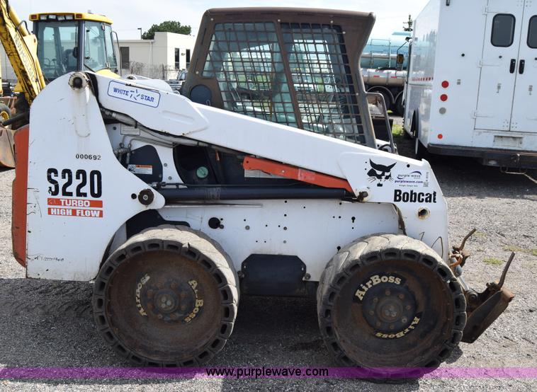 image for item K8510 2005 Bobcat S220 skid steer