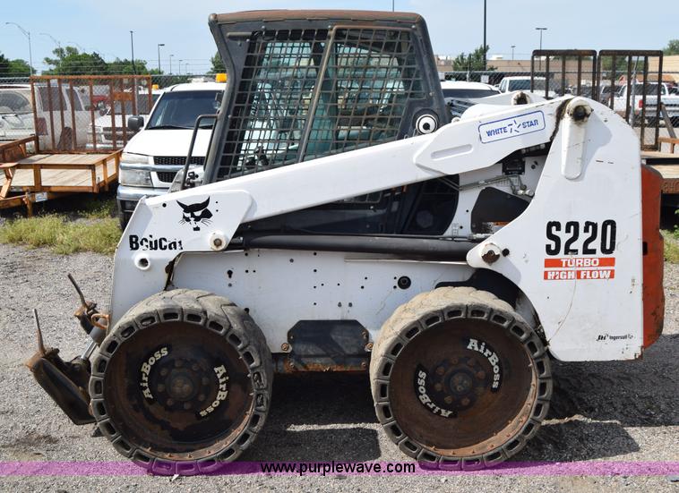 image for item K8510 2005 Bobcat S220 skid steer