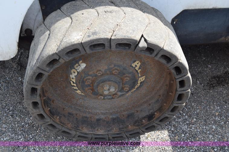 image for item K8510 2005 Bobcat S220 skid steer