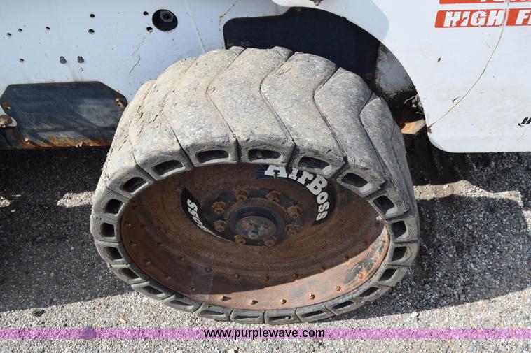 image for item K8510 2005 Bobcat S220 skid steer